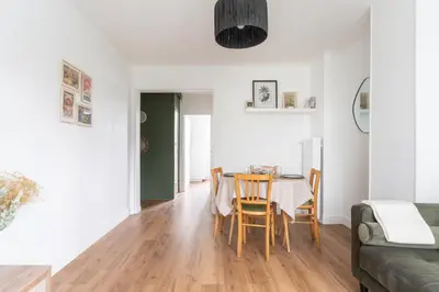 Coin salon dans l'établissement Joli Appartement avec Garage sur l'Île de Nantes