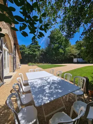 Jardin de l'établissement Gîte Le Puy Martineau piscine privée intérieure chauffée terrain arboré à 10 min du Puy du Fo