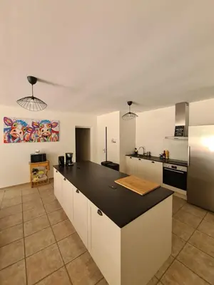 Cuisine ou kitchenette dans l'établissement Gîte Le Puy Martineau piscine privée intérieure chauffée terrain arboré à 10 min du Puy du Fo