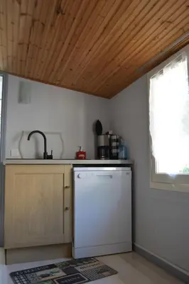 Cuisine ou kitchenette dans l'établissement L'olivier