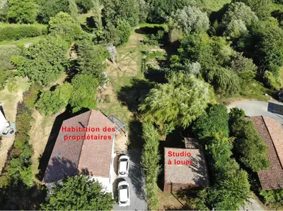 Vue panoramique sur l'établissement Studio en bois à 20mn du Puy du Fou avec grand jardin