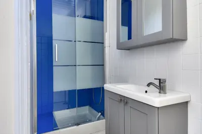 Salle de bains dans l'établissement Maison pour 5 entre plage et forêt
