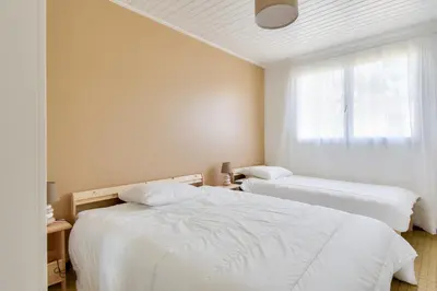 Un ou plusieurs lits dans un hébergement de l'établissement Maison pour 5 entre plage et forêt