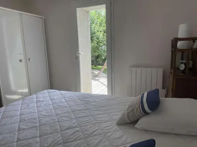 Un ou plusieurs lits dans un hébergement de l'établissement Charmante maison rénovée, proche plage, jardin, terrasse, 3 chambres - FR-1-224B-193