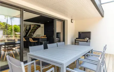 Coin salon dans l'établissement Home With Private Pool