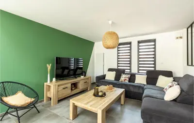 Télévision ou salle de divertissement dans l'établissement Home With Private Pool
