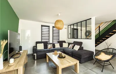 Coin salon dans l'établissement Home With Private Pool
