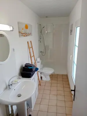 Salle de bains dans l'établissement Les Rosiers