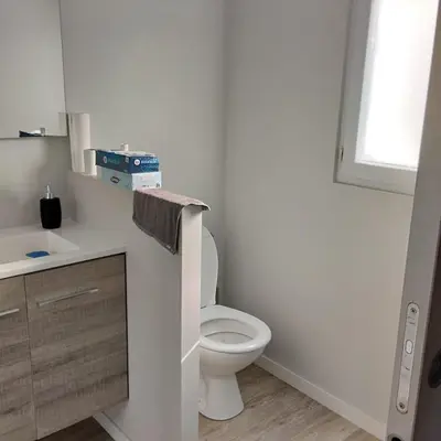 Salle de bains dans l'établissement Studio attenant a la maison principale