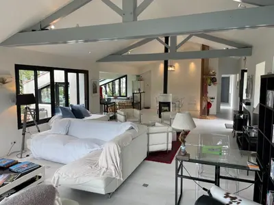 Télévision ou salle de divertissement dans l'établissement Maison en bord de rivière de mer