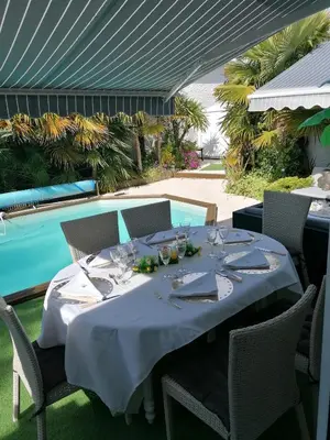 Piscine de l'établissement maison calme avec piscine palmiers 300m de la plage pornichet centre ou située à proximité