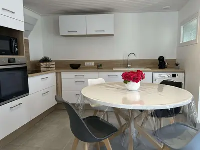 Cuisine ou kitchenette dans l'établissement Maison proche centre Noirmoutier, terrasse et parking - FR-1-224B-195