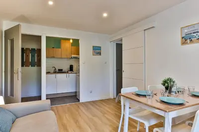 Cuisine ou kitchenette dans l'établissement Un Air de Vacances - 500m mer - Wifi