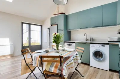 Cuisine ou kitchenette dans l'établissement Marais salants et plages - 2 adultes - 2 enfants