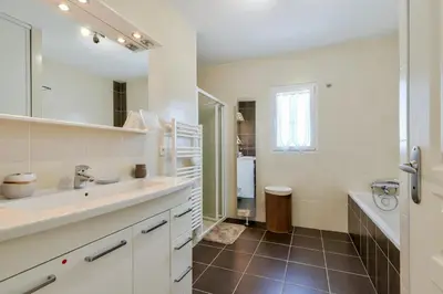 Salle de bains dans l'établissement Le Fenouiller - 6 personnes, Maison Piscine