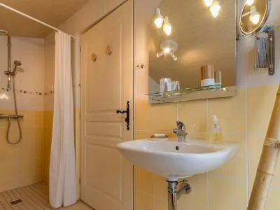 Salle de bains dans l'établissement Chambre tout confort près du canal à Blain, accès handicapés, WiFi, TV, coin cuisine - FR-1-306-1255