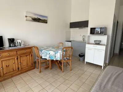 Cuisine ou kitchenette dans l'établissement Appartement cosy en centre-ville avec balcon, parking et à 10 min des plages - 4 couchages - FR-1-224B-196