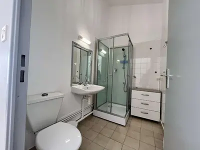 Salle de bains dans l'établissement Appartement cosy en centre-ville avec balcon, parking et à 10 min des plages - 4 couchages - FR-1-224B-196