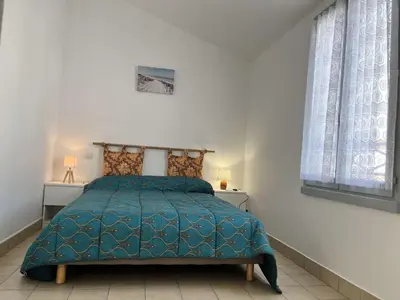 Un ou plusieurs lits dans un hébergement de l'établissement Appartement cosy en centre-ville avec balcon, parking et à 10 min des plages - 4 couchages - FR-1-224B-196