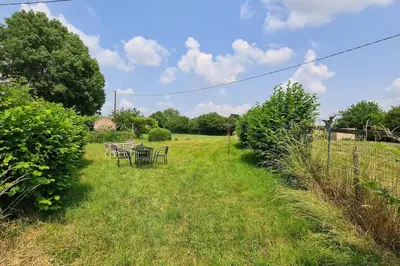 Jardin de l'établissement Chez Lili Maison de campagne gîte familial