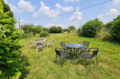 Jardin de l'établissement Chez Lili Maison de campagne gîte familial
