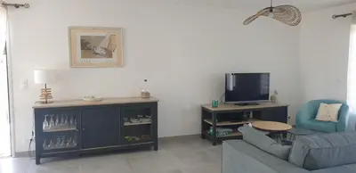 Télévision ou salle de divertissement dans l'établissement La Perséide - Maison neuve 900 m plage