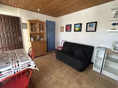 Cuisine ou kitchenette dans l'établissement Maison cosy 2 pièces, plage et centre à 300m, terrasse, TV, animaux permis - La Guérinière - FR-1-224B-192