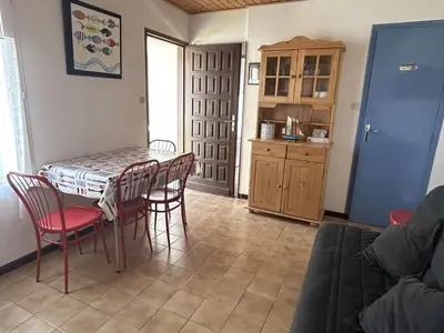 Cuisine ou kitchenette dans l'établissement Maison cosy 2 pièces, plage et centre à 300m, terrasse, TV, animaux permis - La Guérinière - FR-1-224B-192