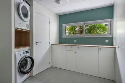 Cuisine ou kitchenette dans l'établissement Maison avec piscine pour 8 adultes - 2 enfants