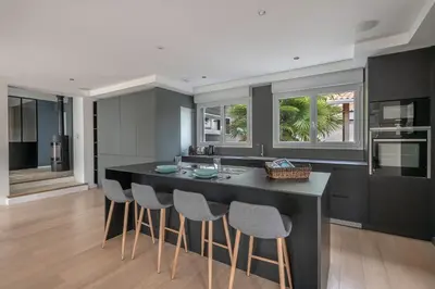 Cuisine ou kitchenette dans l'établissement Maison avec piscine pour 8 adultes - 2 enfants