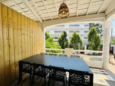Balcon ou terrasse dans l'établissement Maison des années 1920 - à 150 m de l'océan et proche des commodités - 4 logements indépendants