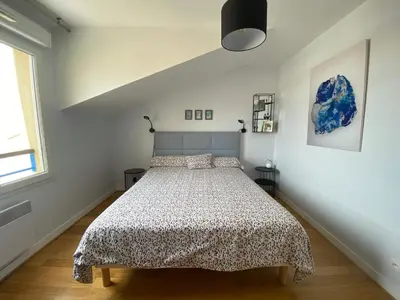 Un ou plusieurs lits dans un hébergement de l'établissement Appartement Lumineux Face Mer, 3P, Garage, Proche Plage et Commerces - Saint-Brévin-les-Pins - FR-1-364-155