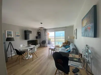 Télévision ou salle de divertissement dans l'établissement Appartement Lumineux Face Mer, 3P, Garage, Proche Plage et Commerces - Saint-Brévin-les-Pins - FR-1-364-155