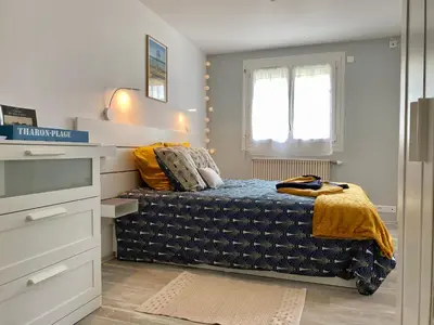 Un ou plusieurs lits dans un hébergement de l'établissement Chambre cosy RDC avec véranda, jardin privé et wifi, proche plage – Saint-Michel-Chef-Chef - FR-1-306-1256