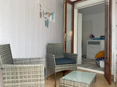 Coin salon dans l'établissement Chambre cosy RDC avec véranda, jardin privé et wifi, proche plage – Saint-Michel-Chef-Chef - FR-1-306-1256