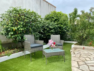 Jardin de l'établissement Chambre cosy RDC avec véranda, jardin privé et wifi, proche plage – Saint-Michel-Chef-Chef - FR-1-306-1256