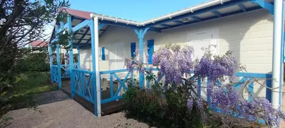 Jardin de l'établissement Chalet spacieux à 8 km de la mer