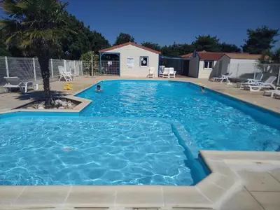 Piscine de l'établissement Chalet spacieux à 8 km de la mer ou située à proximité
