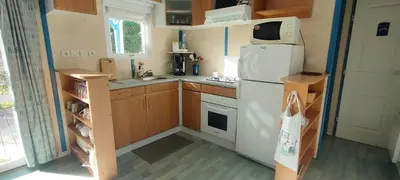 Cuisine ou kitchenette dans l'établissement Chalet spacieux à 8 km de la mer