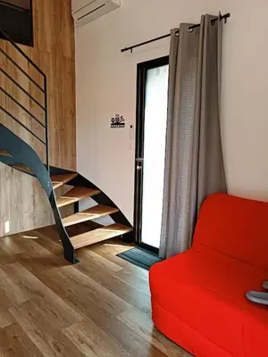 Coin salon dans l'établissement Gîte la Chevêche