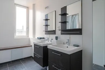 Salle de bains dans l'établissement Coeur de ville #H1 - Chambre privée dans logement partagé - Wifi & Netflix - Centre ville & Transports - Machine à laver