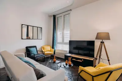 Télévision ou salle de divertissement dans l'établissement Coeur de ville #H3 - WIFI et NETFLIX - Lave linge - Logement partagé - Chambre privée