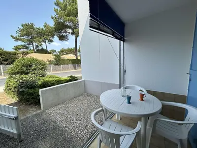 Balcon ou terrasse dans l'établissement Appartement calme 4 pers proche plage avec terrasse et parking - Saint-Jean-de-Monts - FR-1-224C-259