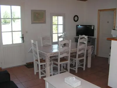 Télévision ou salle de divertissement dans l'établissement Maison de vacances avec jardin, 4 pièces, 6 couchages, proche plage et centre-ville, Noirmoutier - FR-1-224B-201