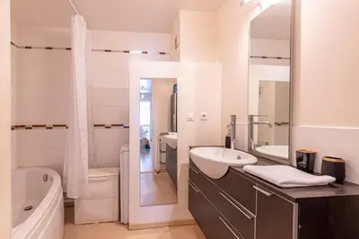 Salle de bains dans l'établissement Le Galilée - Wifi - Balcon