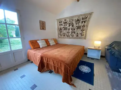 Un ou plusieurs lits dans un hébergement de l'établissement Studio 50m² avec jardin clos, proche plage et commerces - FR-1-364-158