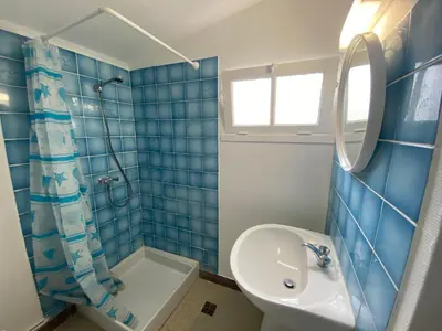 Salle de bains dans l'établissement Studio 50m² avec jardin clos, proche plage et commerces - FR-1-364-158