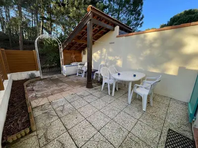 Terrasse ou espace extérieur de l'établissement Charmante Maison 3 Pièces avec Piscines Chauffées, Terrasse et Jardin, à 300m de la Plage des Demoiselles - FR-1-224C-266
