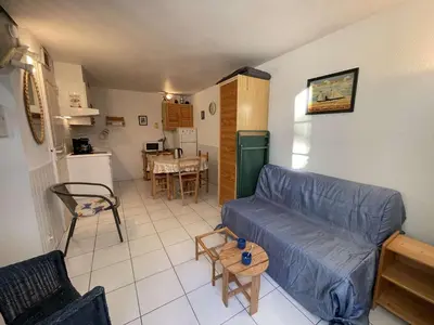 Cuisine ou kitchenette dans l'établissement Charmante Maison 3 Pièces avec Piscines Chauffées, Terrasse et Jardin, à 300m de la Plage des Demoiselles - FR-1-224C-266