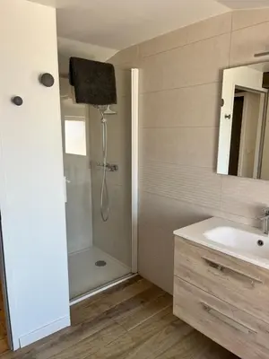 Salle de bains dans l'établissement Gîte O Petit Bouchon à 10 min du Puy du Fou